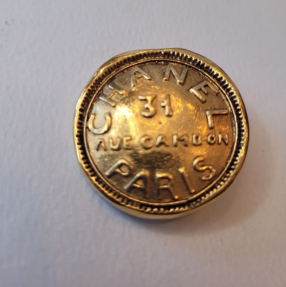 Vintage CHANEL PARIS Gold-tone 31 Rue Cambon Logo Round Pin Brooch - Picture 2 of 4